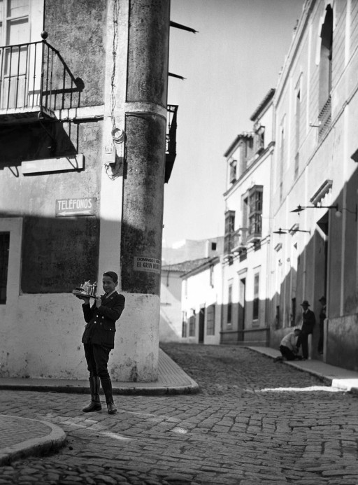 RUTH MATILDA ANDERSON, 1928. Botones del Casino y limpiabotas con el alcalde. Extremadura: Zafra - Badajoz